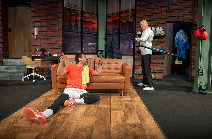 Weisse Turnschuhe Florian Odendahl , Jochen Busse  (©Foto Jennifer Zumbusch)